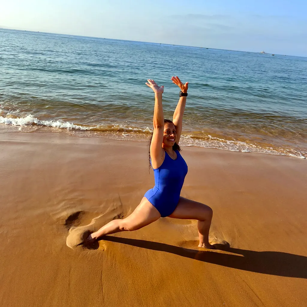 Postura de Yoga na areia, à beira-mar